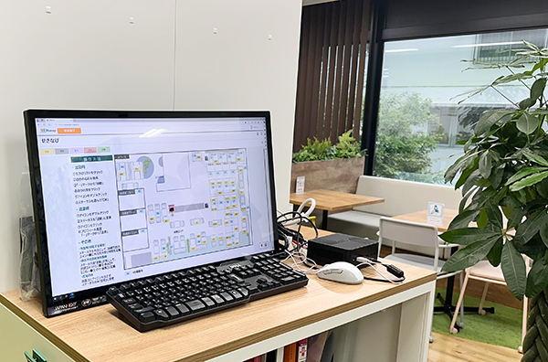 入口に設置された「せきなび」専用の端末とモニター